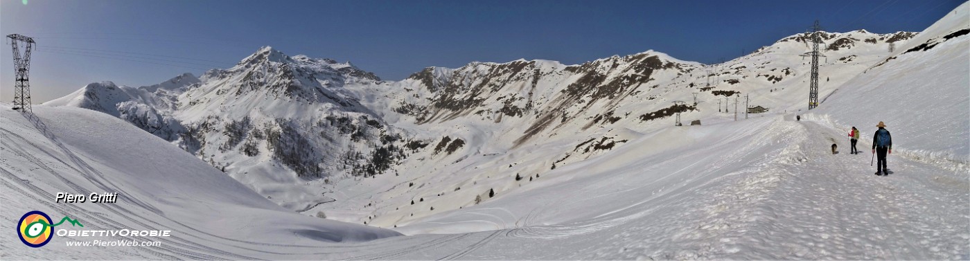 55 Vista panoramica dalla stradetta che collega i due rifugi del San Marco.jpg